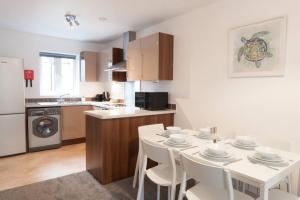 Dapur atau dapur kecil di The Vulcan - Newly Furnished with Parking
