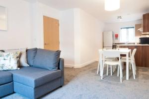 Χώρος καθιστικού στο *NEW* Central Derby Apt, with Parking - Sleeps 6