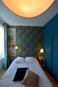 Letto o letti in una camera di Hôtel Le Tiburon