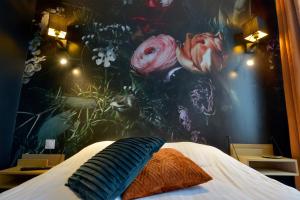 Letto o letti in una camera di Hôtel Le Tiburon