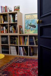 a book shelf filled with lots of books at Hôtel Le Tiburon in Cherbourg en Cotentin