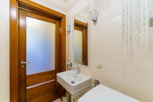 Kúpeľňa v ubytovaní Seaside Apartment with Parking & AC - 150 m to the Beach by Noclegi Renters