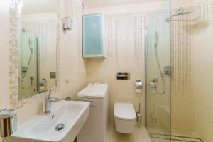 Kúpeľňa v ubytovaní Seaside Apartment with Parking & AC - 150 m to the Beach by Noclegi Renters
