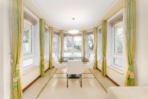 Posedenie v ubytovaní Seaside Apartment with Parking & AC - 150 m to the Beach by Noclegi Renters
