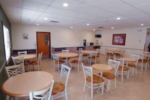 una habitación con mesas y taburetes en un restaurante en Microtel Inn and Suites by Wyndham Ciudad Juarez, US Consulate en Ciudad Juárez