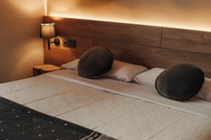 A bed or beds in a room at Hotel Boutique El Mariner