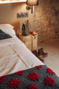 A bed or beds in a room at Hotel Boutique El Mariner