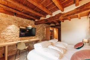 A bed or beds in a room at Hotel Boutique El Mariner
