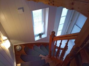 Una escalera en una casa con ventana en Ferienwohnung "Dorfidyll", en Kneese Dorf