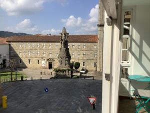 een gebouw met een standbeeld midden op een binnenplaats bij SE@SE a 100m.Catedral. in Santiago de Compostela