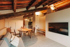 A television and/or entertainment centre at Hotel Boutique El Mariner