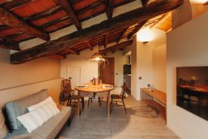 A television and/or entertainment centre at Hotel Boutique El Mariner