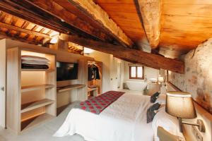 A television and/or entertainment centre at Hotel Boutique El Mariner