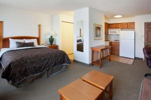 a hotel room with a bed and a kitchen at Sonesta ES Suites San Antonio Northwest Medical Center in San Antonio