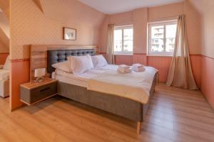 um quarto com uma cama grande e uma janela em Apartamenty nad Motławą I em Gdansk