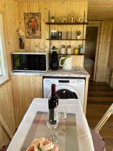 Kuchyňa alebo kuchynka v ubytovaní Romantic Jacuzzi Hideaway near Hévíz
