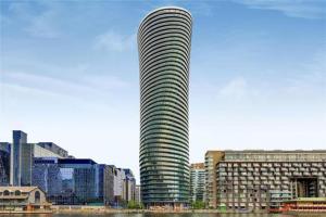 a tall skyscraperraper in the middle of a city at Lovely 2-Bed luxury Apartment in city of London in London
