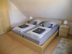1 dormitorio con 2 camas y almohadas en Lindensweet en Lindwedel