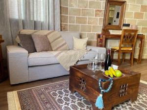 un soggiorno con divano e tavolino da caffè di Utopia Luxury Suites - Old Town a Città di Rodi