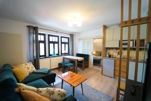 Kuchyňa alebo kuchynka v ubytovaní Apartamenty EverySky Szklarska Poręba - 1 go Maja 13