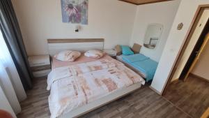 małą sypialnię z łóżkiem i lustrem w obiekcie Pension Taverne w mieście Grächen +37 zdjęć