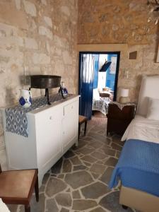 Una habitación con cocina y una cama en una habitación en Apo Petra en Agia Marina Aegina