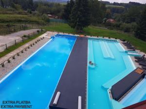 Výhled na bazén z ubytování Lipno Wellness - Frymburk C104 privat family room nebo okolí