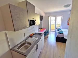 Η κουζίνα ή μικρή κουζίνα στο Apartments CVITA HOLIDAY - Villa NATALI