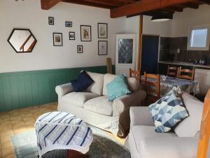 a living room with a couch and a table at Bonnie Maison in Alaigne