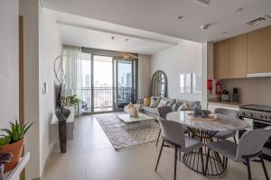 een keuken en een woonkamer met een tafel en stoelen bij HiGuests - Stylish Apartment Floating Over The Marina Waters in Dubai