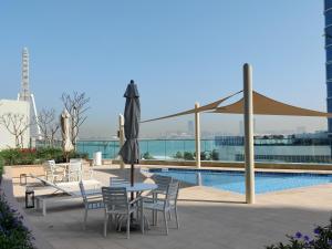 Afbeelding uit fotogalerij van HiGuests - Stylish Apartment Floating Over The Marina Waters in Dubai