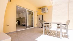 TV a/nebo společenská místnost v ubytování Costa Adeje-2 bed.apartment with double terrace