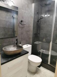 a bathroom with a sink and a toilet and a shower at Apartamento a 5 minutos distancia de playa en Puerto de Sagunto -Full Apartment -120m2 in Puerto de Sagunto