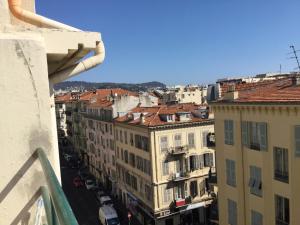 einen Balkon mit Stadtblick in der Unterkunft Studio Bel Air FSHH in Nizza