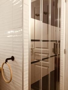 eine Dusche mit Glastür im Bad in der Unterkunft Studio Bel Air FSHH in Nizza