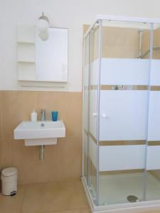 a bathroom with a sink and a shower at Al Molino delle Ghiare in Levanto