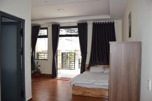 大叻的住宿－CSLT HÀ THANH TÙNG，一间卧室设有一张床和一个窗口