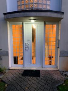una puerta delantera de una casa con cristal naranja en La casa del principe, en Grisignano di Zocco