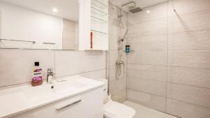 Koupelna v ubytování Costa Adeje-2 bed.apartment with double terrace