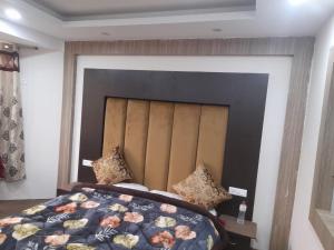 Rúm í herbergi á Hotel Zoon Dabb Srinagar airport kashmir