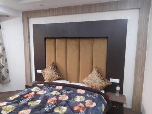 Rúm í herbergi á Hotel Zoon Dabb Srinagar airport kashmir
