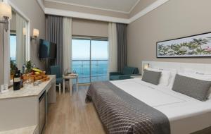 TV a/nebo společenská místnost v ubytování Corendon Playa Kemer Hotel