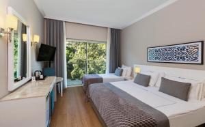 Postel nebo postele na pokoji v ubytování Corendon Playa Kemer Hotel