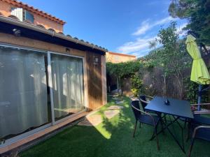 Zahrada ubytování Agréable studio proche StTropez Piscine et Tennis