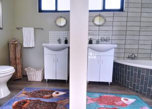 Bathroom sa Golden View Luxury Self Catering