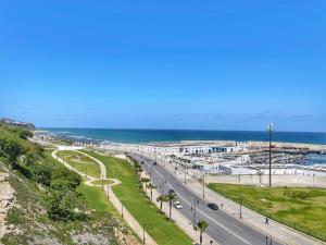 - une vue sur une route et l'océan dans l'établissement Vue Imprenable Le balcon de tanger, à Tanger