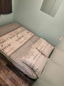 - un petit lit avec 2 oreillers dans l'établissement Mobile home Portiragnes, à Portiragnes