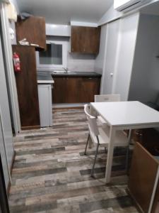 una cucina con tavolo e sedie in una stanza di Mobile home a Portiragnes
