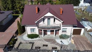 widok na dach domu z czerwonym dachem w obiekcie Willa Ola w mieście Nadole