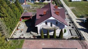 widok z góry na dom z dachem w obiekcie Willa Ola w mieście Nadole